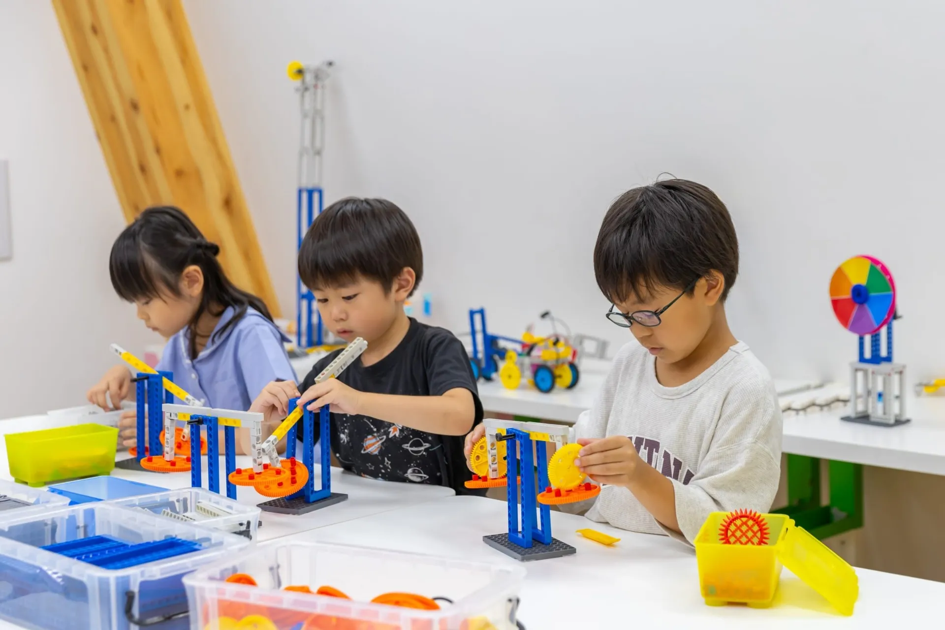 つくる作業に集中し始めると、一気に子供たちの表情は変わります。