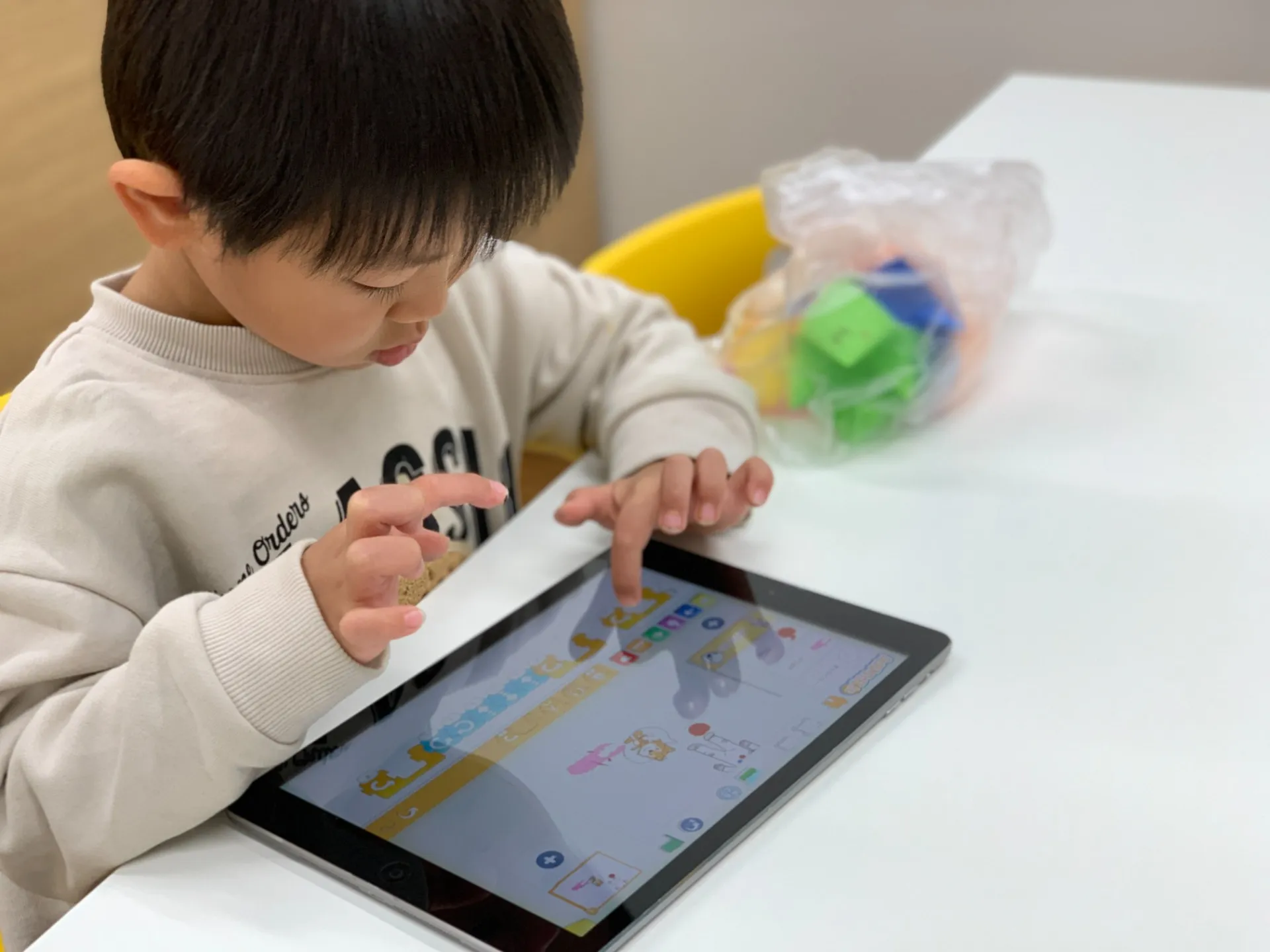 タブレットを使用して。勉強中の様子です。